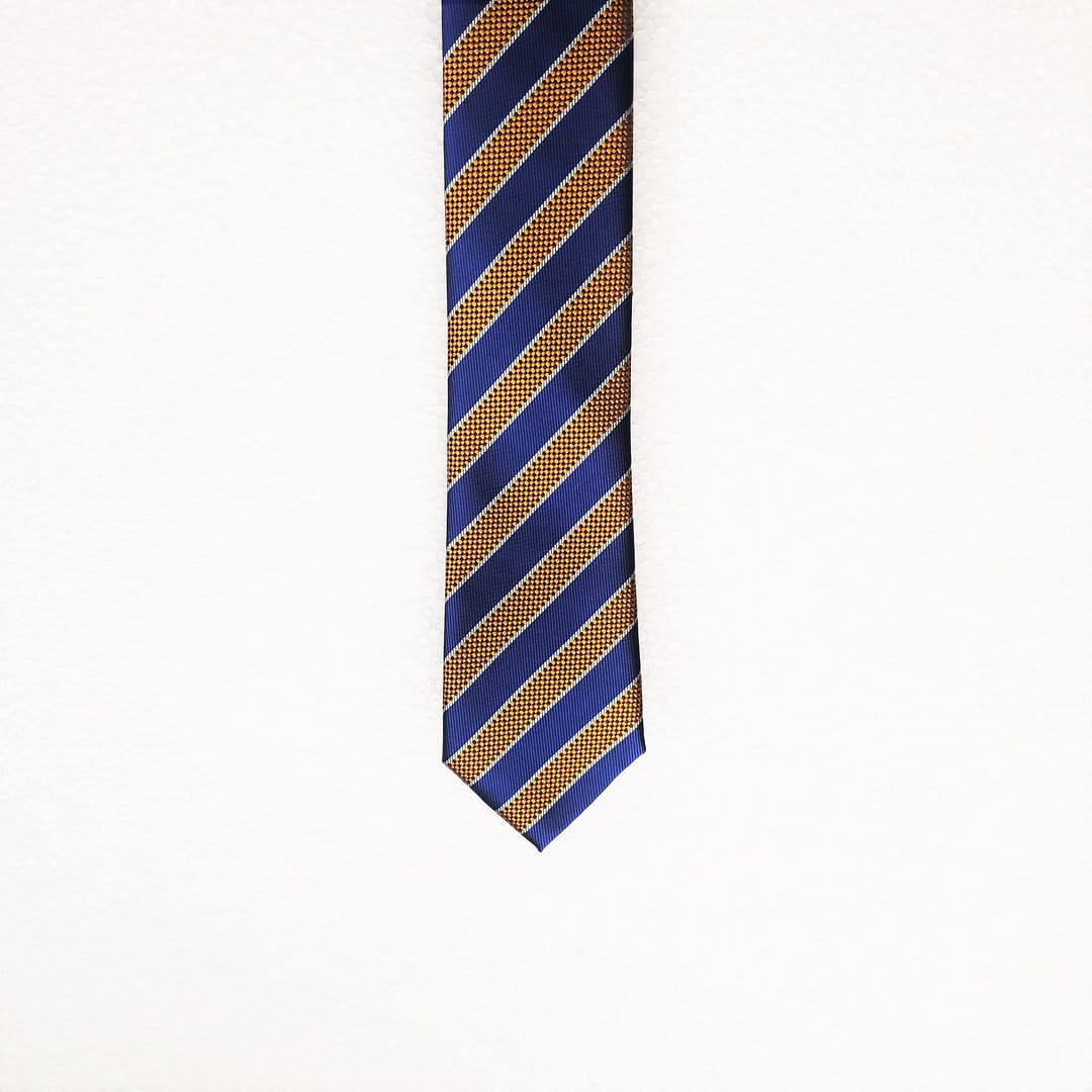 cravate bleue à motif or