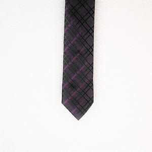 cravate noir à motifs violets